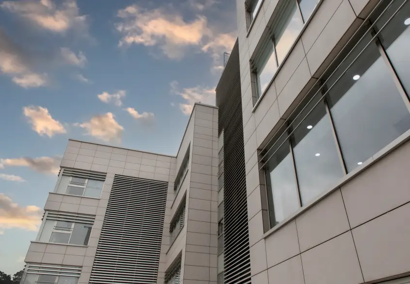 نمای ساختمان مرکز تجارت آسانسور ایران 05