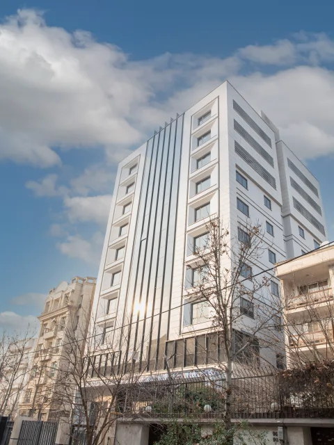 اجرای نمای ساختمان اداری اتحاد در تهران، توسط آلومینیوم نما