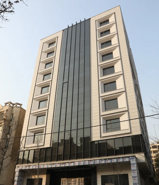 نمای مدرن ساختمان اداری اتحاد، اجرای نمای فایبر سمنت با آلومینیوم نما