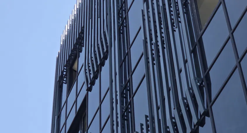 لوور و کرتین وال در نمای ساختمان امواج دریا