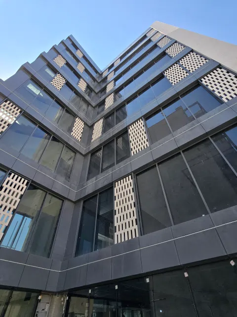 پروژه ی همیاره سازه، اجرای نمای کرتین وال، ورق آلومینیومی و آجر