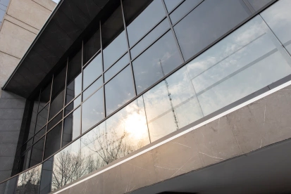 اجرای نمای کرتین وال، یکی از خدمات آلومینیوم نما