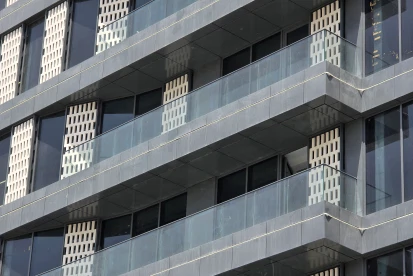 هندریل شیشه ای در نمای ساختمان