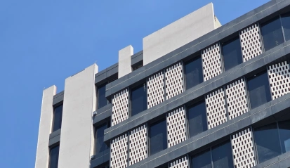 اجرای نمای آجر و کرتین وال در پروژه ساختمان همیار سازه