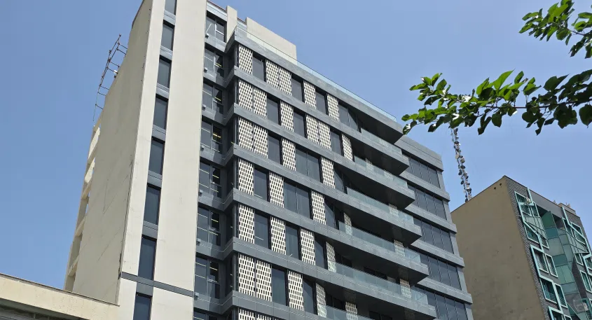 اجرای نمای آجر و کرتین وال در نمای ساختمان اداری همیاره سازه در تهران