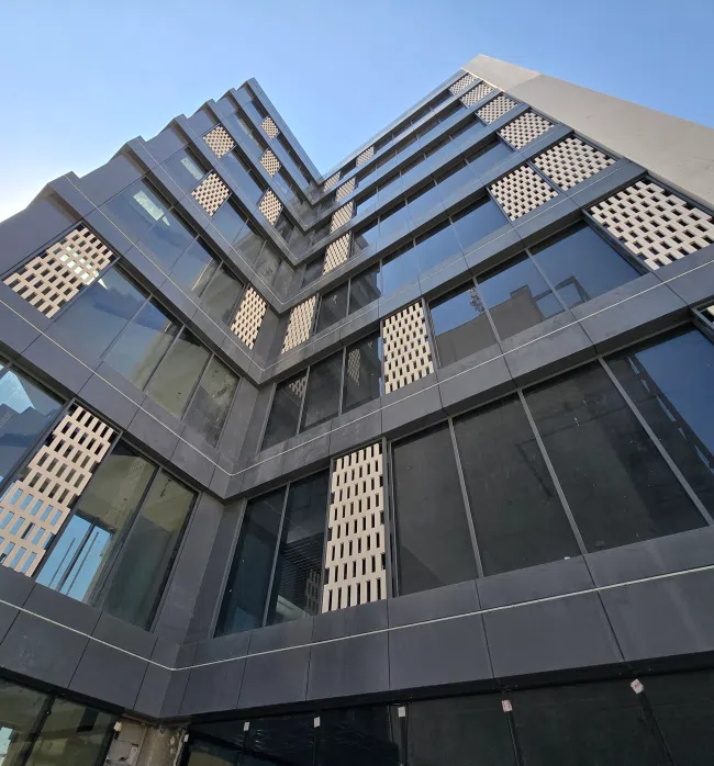 اجرای نمای ترکیبی کرتین وال و آجر در پروژه همیار سازه