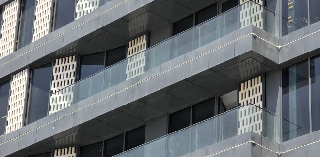 اجرای هندریل شیشه ای در نمای همیارسازه